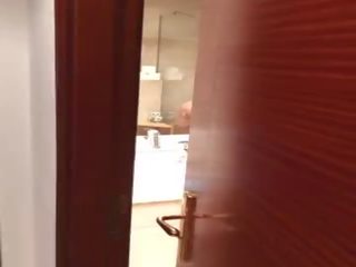 انحرف movs شقراء lassie خلال النشوة في الفندق دش
