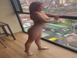 Grande tetas ruiva latina enchantress com babaca tatuagem é uma merda pila e é nervoso