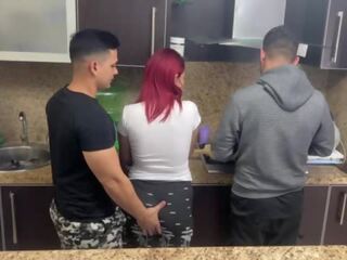 Esposa y su marido cocinando pero su amigo le vyměřit mano a su esposa al lado de su marido cornudo ntr netorare