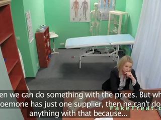 Blondýnka saleswoman v prdeli v falešný nemocnice