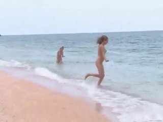 3 nudists jugando en la playa