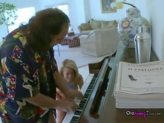 Ron jeremy hrať klavír pre enchanting mladý veľký sýkorka seductress