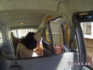 سيارة أجرة سائق الملاعين ضخم الثدي الاباحية في أمن الحدب