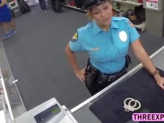 Grande culo polizia donna prende nudo in il negozio e scopata difficile